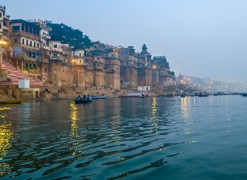 वाराणसी : गंगा में नाव पलटने से 6 लोग डूबे 2 को बचाया गया, 2 का शव मिला, 2 की तलाश जारी…