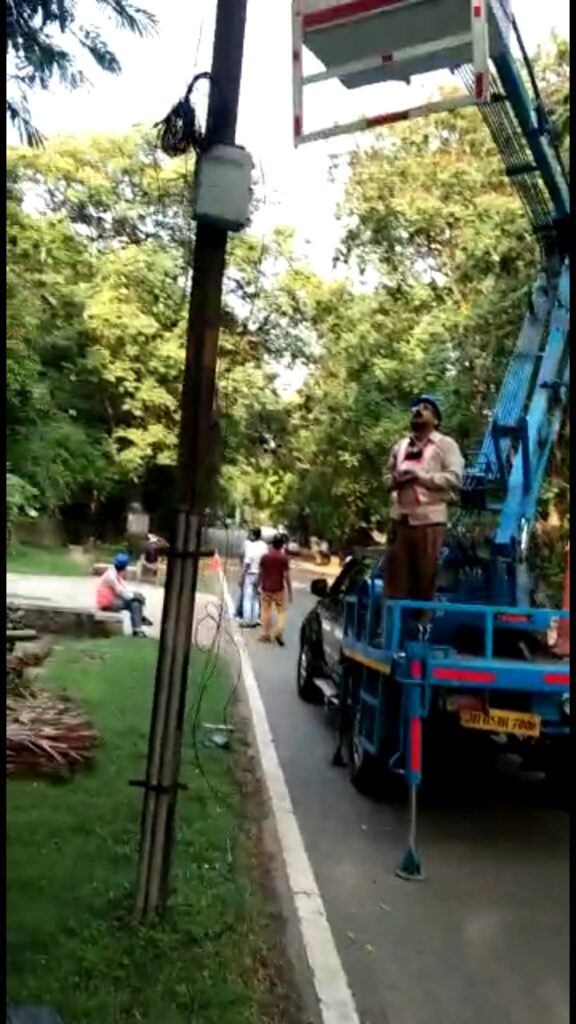 जुस्कों के अधिकारियों व कर्मचारियों द्वारा इंटरनेट व केबल टीवी के तार को खुलेआम काट कर किया जा रहा नष्ट विरोध करने पर दिखाते हैं पवार का धौंस : जेपी सिंह