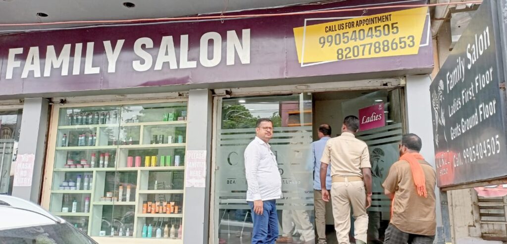 COLORS STUDIO FAMILY SALON CASE MANGO : आरोप 10 लाख का : मैकअप कराकर घर लौटी युवती, पर्स खोलते ही उड़ गए युवती के होश जाने किस तरह घटी घटना