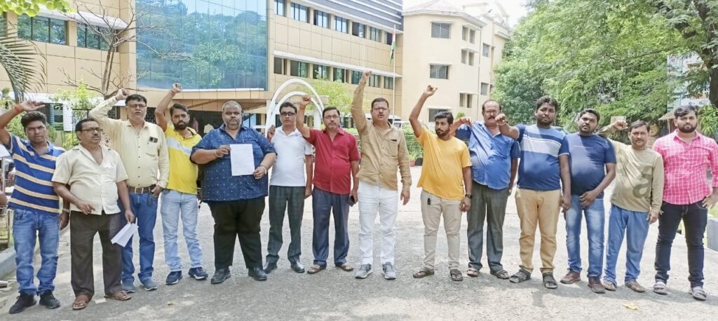 मानगो के बालू गिट्टी विक्रेताओं ने उपायुक्त कार्यालय में किया प्रदर्शन