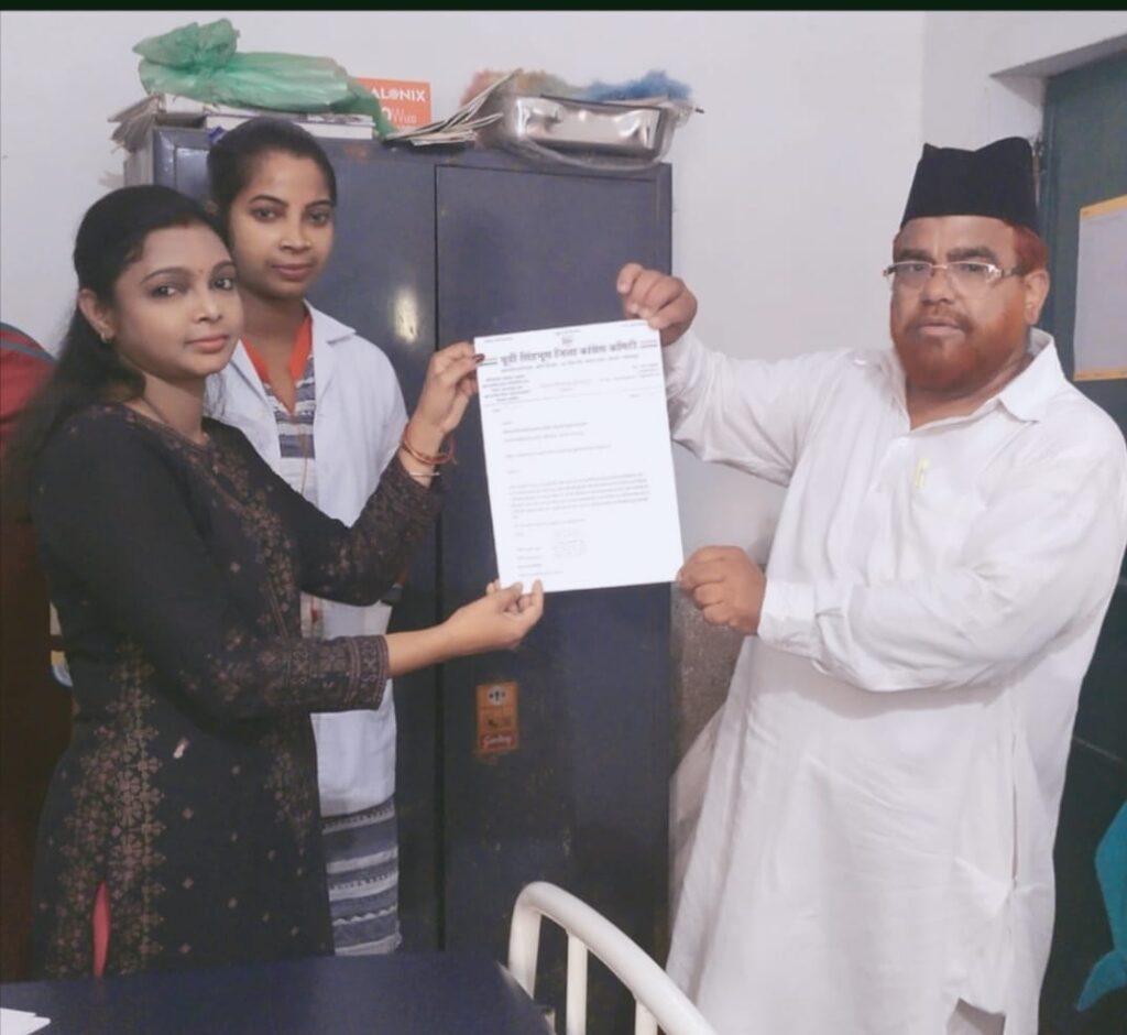 अंसार खान ने मानगो में सोलर सिस्टम लगवाने के लिए लोक स्वास्थ्य प्रबंधक सुमन कुमार मंडल को सौंपा ज्ञापन