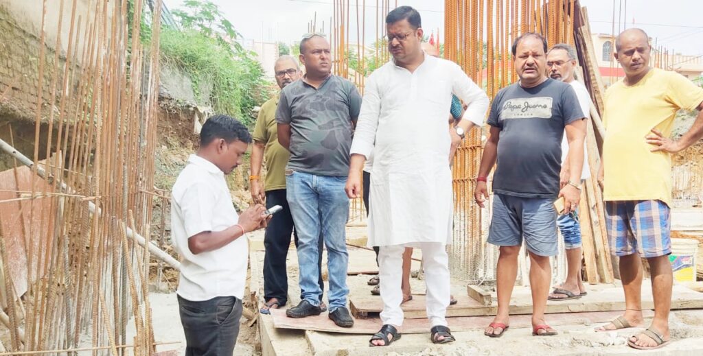 MANGO NEWS : कभी भी जमींदोज हो सकते हैं डिमना रेसिडेंसी के डुप्लेक्स भाजपा नेता विकास सिंह ने उठाई आवाज