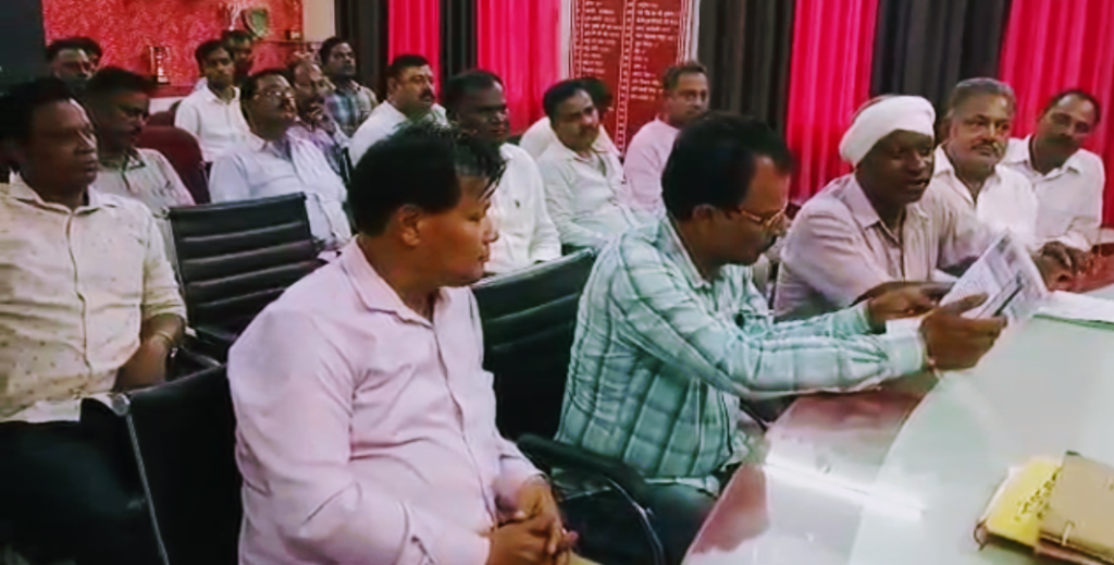 क्रशर, बालू एवं ईंट को फिर से चालू करने की मांग को लेकर समिति ने एसडीओ ने सौंपा ज्ञापन