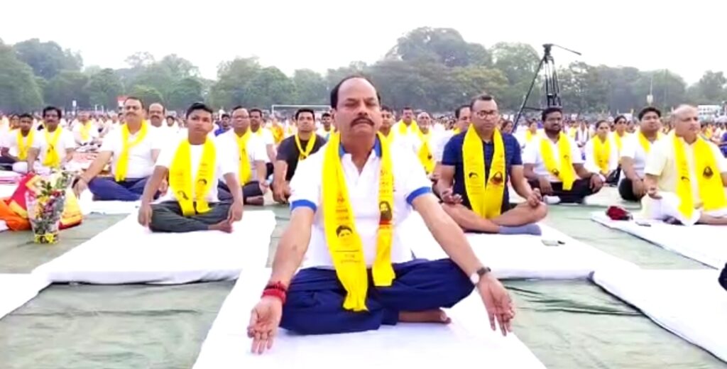 अंतरराष्ट्रीय योग दिवस : एग्रिको मैदान में हुआ विशाल योग शिविर का आयोजन पूर्व मुख्यमंत्री रघुबर दास सहित शामिल हुए आम व खास