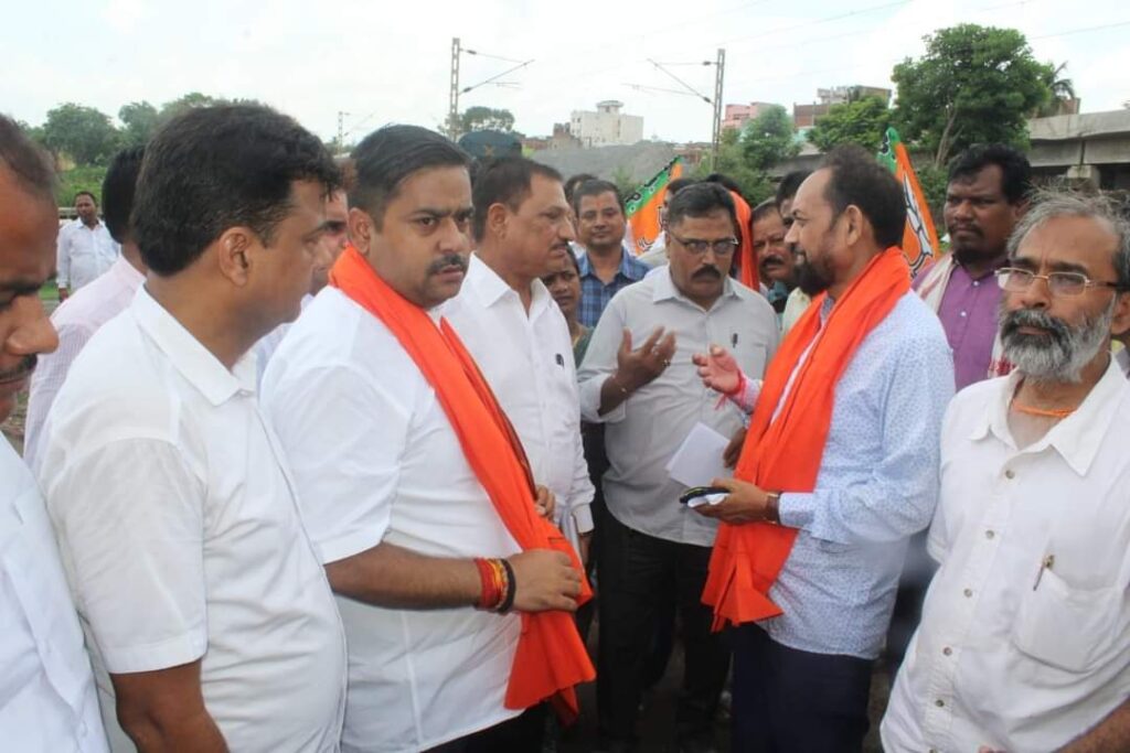 जुगसलाई रेलवे ओवरब्रिज निर्माण कार्य का सांसद विद्युत महतो ने किया निरीक्षण, कहा-राज्य सरकार के उदासीनता के कारण निर्माण कार्य में आयी शिथिलता