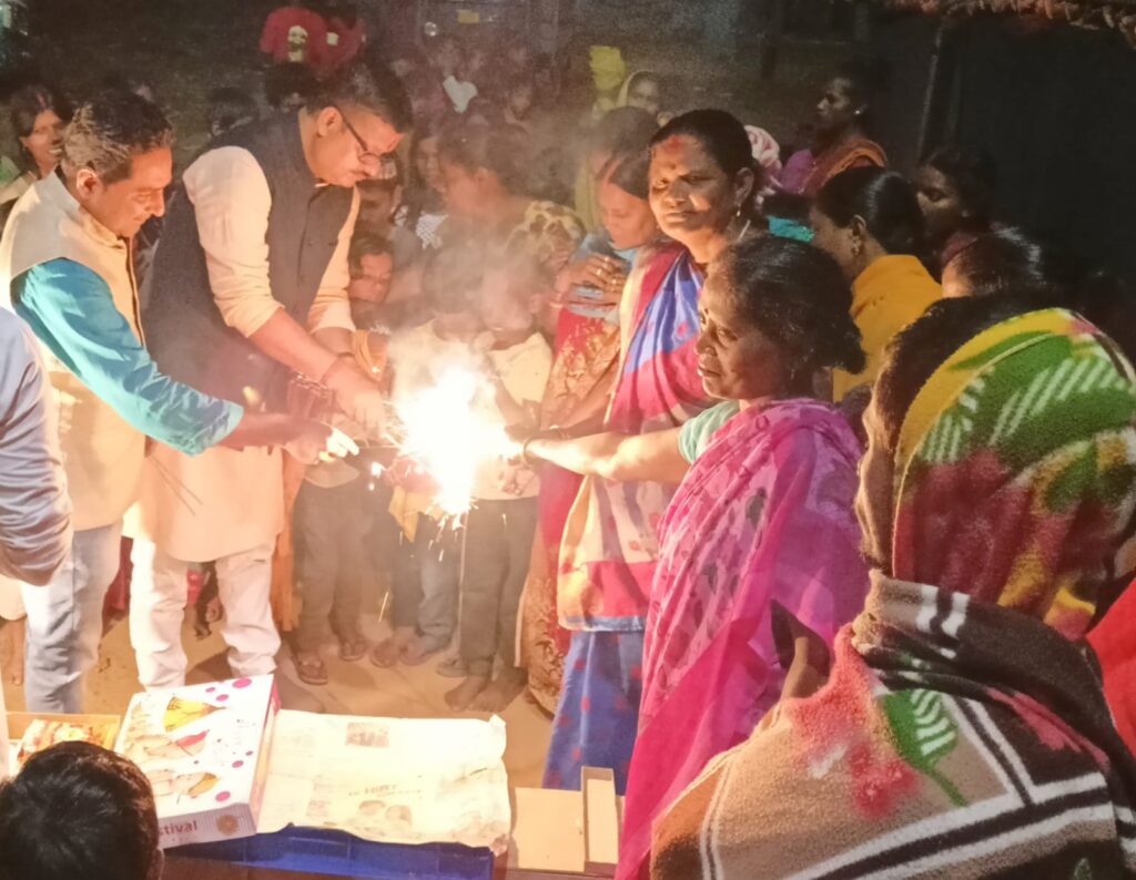 शंकोसाई केंदुकोचा में भाजपा नेता विकास सिंह ने मनाया दीपावली…
