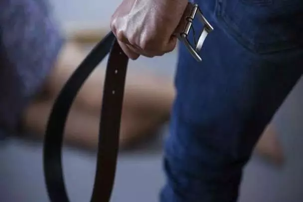 सैलरी मांगने पर बेल्ट से पीटा, मुंह में चप्पल ठूंसी, हाथ जोड़कर माफी मंगवाई, देखें क्रूरता की तस्वीर।