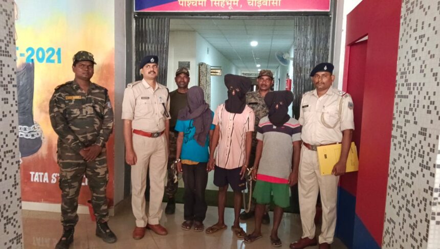 विशेष ऑपरेशन कर पुलिस ने तीन नक्सलियों को किया गिरफ्तार, विस्फोटक बनाने का सामान बरामद..