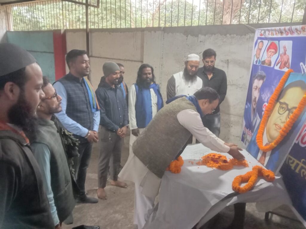 आज़ाद समाज पार्टी ने बाबा साहब भीम राव अम्बेडकर को दी श्रद्धांजलि साथ ही साथ बाबरी मस्जिद को भी किया याद ।