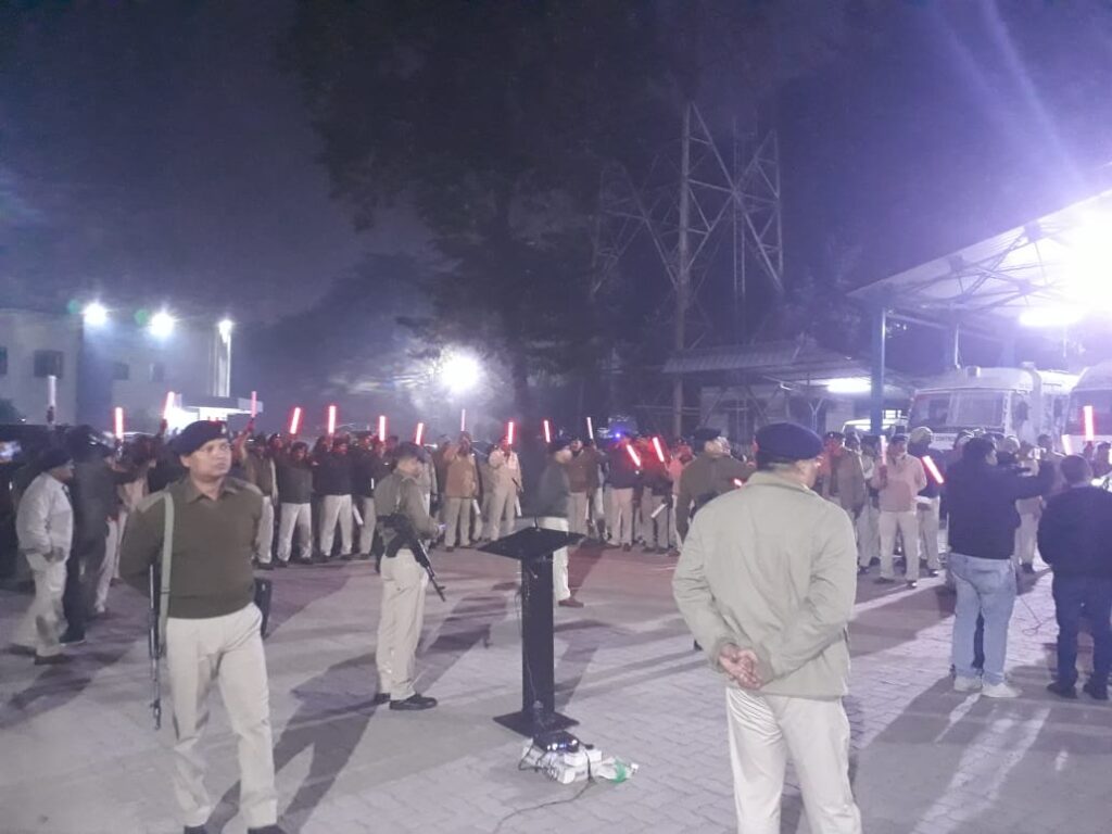 वरीय पुलिस अधीक्षक द्वारा सीसीआर परिसर में टाइगर मोबाइल और पीसीआर जवानों के बीच बैटन लाइट वितरित कर रात्रि गश्त को लेकर दिशा निर्देश दिया गया