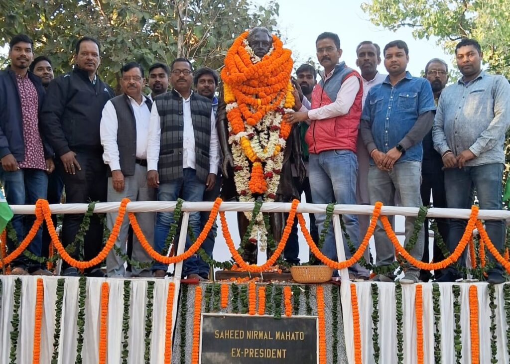 हरमोहन महतो के नेतृत्व में शहीद निर्मल महतो की जयंती पर किया गया श्रद्धांजलि अर्पित