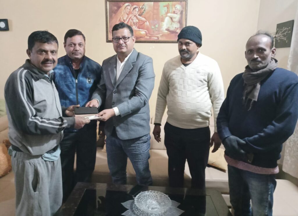 पब्लिक देख चोरी की मोबाइल छोड़ भागे चोर भुक्तभोगी के घर भाजपा नेता विकास सिंह पहुंचे लेकर मोबाइल