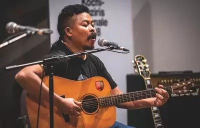 Manipur crime: मां और पत्नी पर बंदूक तान, सिंगर को किडनैप कर ले गए हथियारबंद बदमाश।