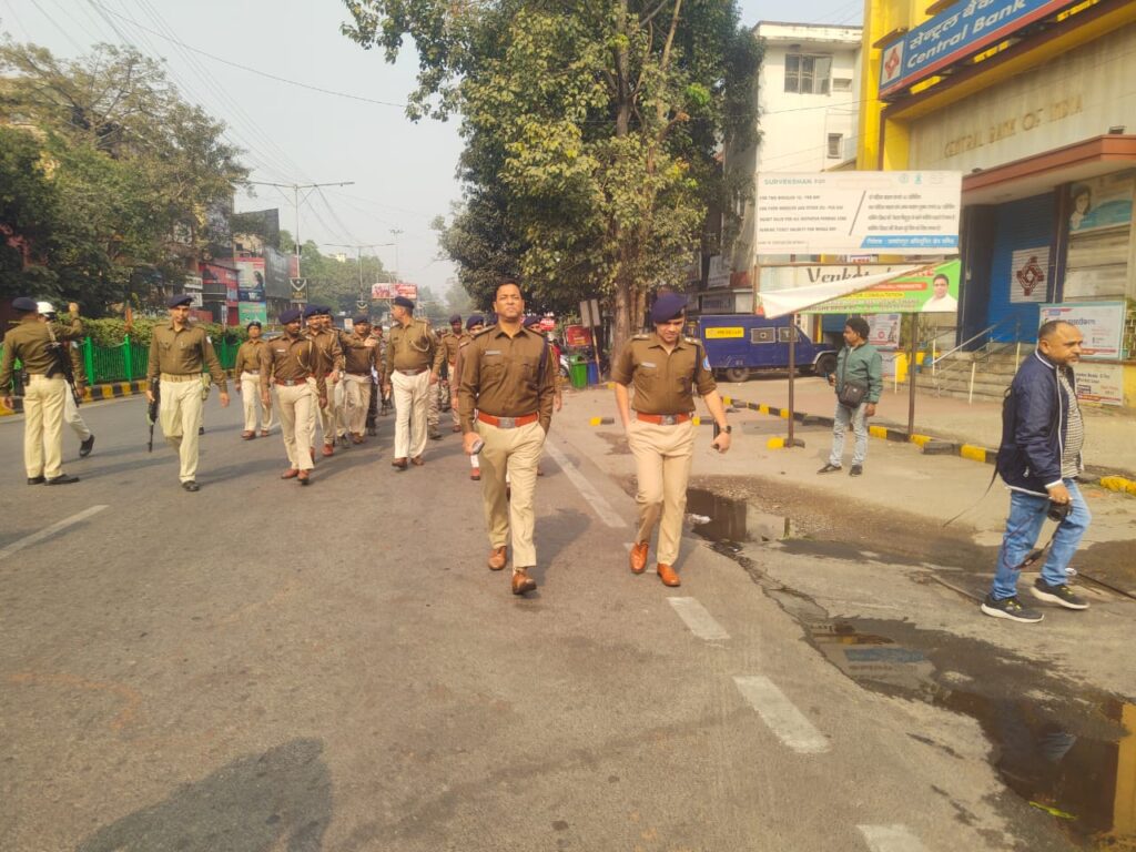 एसएसपी.. एसपी..सहित थाना प्रभारियों ने कई क्षेत्र एवं शहर में किया पैदल गश्त।