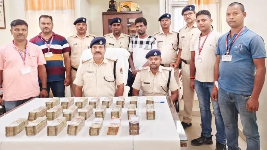 Bihar News: गया जंक्शन पर युवक की बैग से मिला नोटों का अंबार, होटल की छापेमारी में भी मिले लाखों रुपये; गिरफ्तार