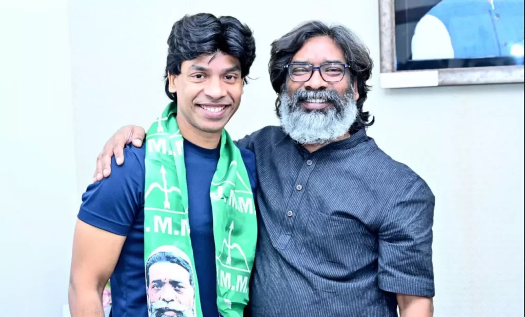 ब्रेकिंग: पूर्व विधायक हुए झाुममो में शामिल, मुख्यमंत्री हेमंत सोरेन ने फोटो पोस्ट कर लिखा… लड़ जाओ, भिड़ जाओ …