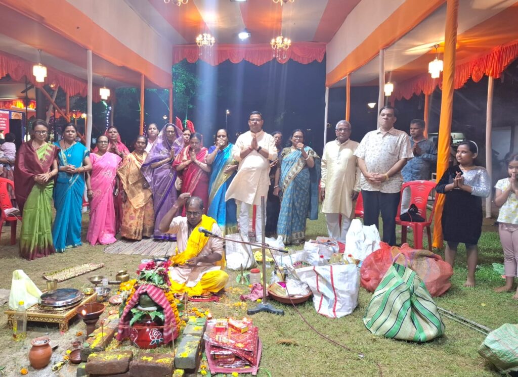 मानगो आशियाना अन्नतारा में कलश स्थापना के दिन से ही 11 महिलाएं उपवास रहकर कर रही है देवी की पुजा