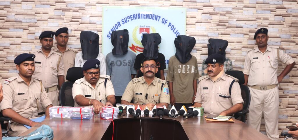 पुलिस को मिली बड़ी कामयाबी : आदित्यपुर पुल के उसपार ले जाकर युवक से मारपीट कर रुपये और मोबाइल की छिनतई का पुलिस ने किया भंडाफोड़… 3 नाबालिक सहित 8 गिरफ्तार