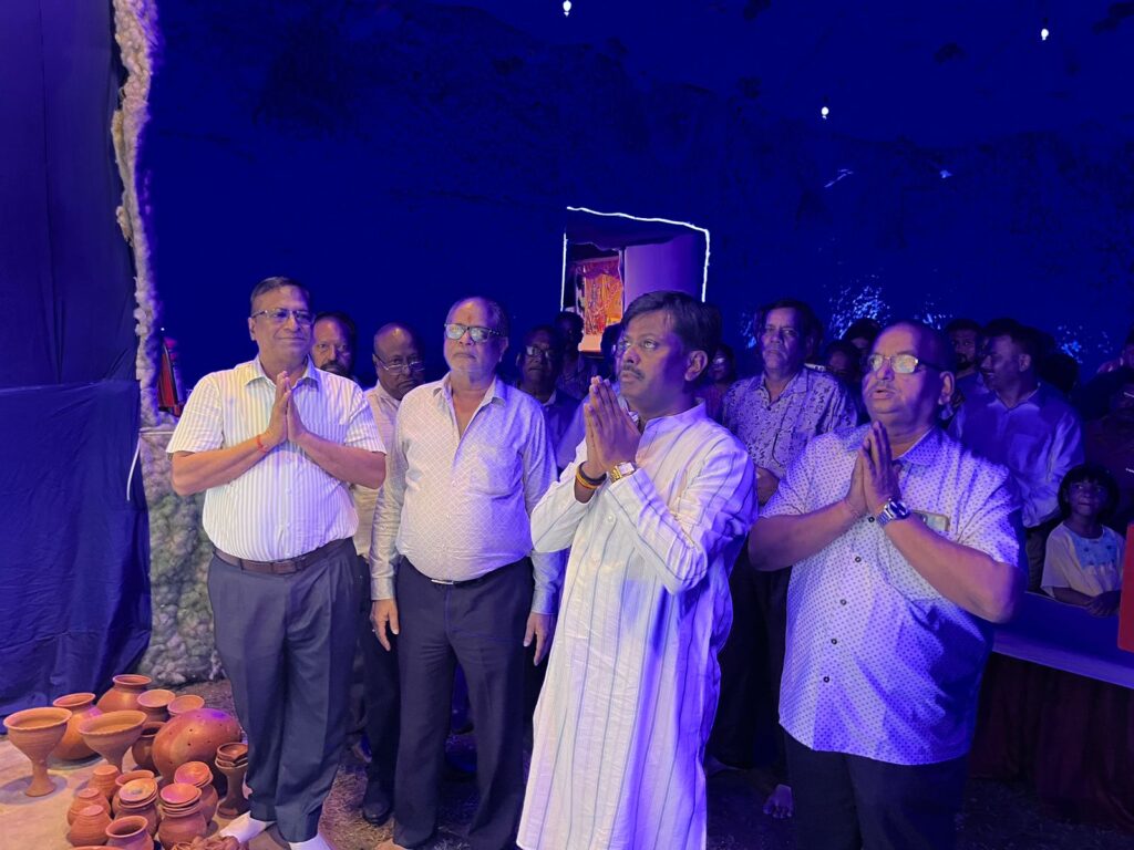 राजस्थान सार्वजनिक पूजा कमिटी, फूड प्लाजा गोलमुरी के पूजा पंडाल का हुवा उद्घाटन, भाजपा नेता दिनेश कुमार ने फीता काट और दीप प्रज्ज्वलित कर किया