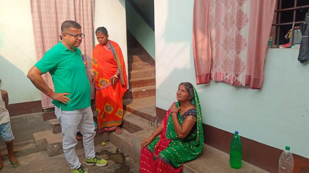 शंकोसाई रामनगर में चोरों ने स्प्रे मारकर बाहर से दरवाजा बंद कर आराम से दिया चोरी की घटना को अंजाम किया… भाजपा नेता विकास सिंह ने कहा हाईवे में वसूली के कारण क्षेत्र में गस्ती नहीं होती
