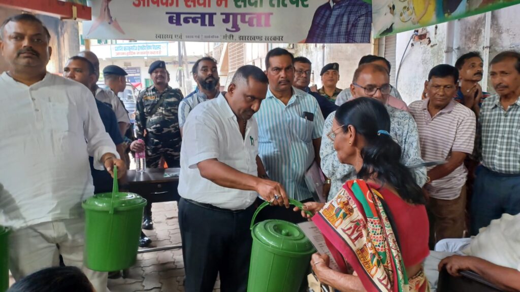 मंत्री बन्ना गुप्ता ने किया सर्वजन पेंशन योजना के तहत 534 लाभुकों के बीच पेंशन स्वीकृति सर्टिफिकेट के साथ बांटी स्वच्छता बाल्टी