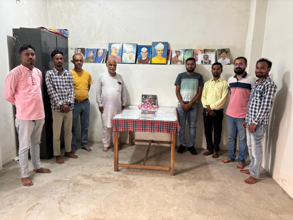नारायण आईटीआई में महान उद्योगपति रतन टाटा के निधन पर शोक मनाया गया एवं उनकी तस्वीर पर श्रद्धा सुमन अर्पित किया गया