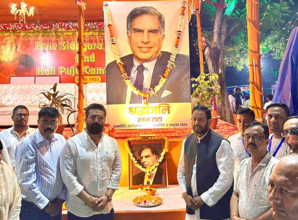 न्यू सिदगोड़ा दुर्गा एवं काली पूजा कमिटी के द्वारा दी गई दिवंगत रतन टाटा को श्रद्धांजली