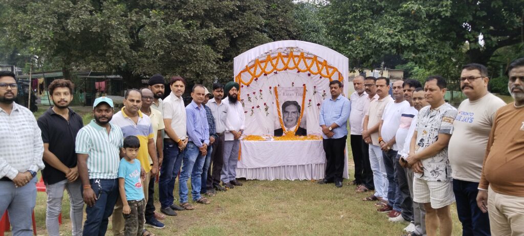 22 फीट काली पूजा कमिटी ने रतन टाटा जी को दी श्रद्धांजलि, कई विशिष्ट लोग हुए शामिल