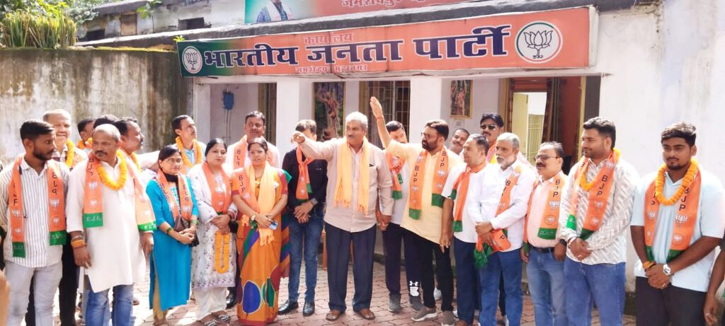 राज्य में युवाओं की अनदेखी एवं वादाखिलाफी पर कांग्रेस एवं अन्य दलों के दर्जनों युवा भाजपा में हुए शामिल, भाजपा जमशेदपुर महानगर अध्यक्ष सुधांशु ओझा ने पार्टी में किया स्वागत