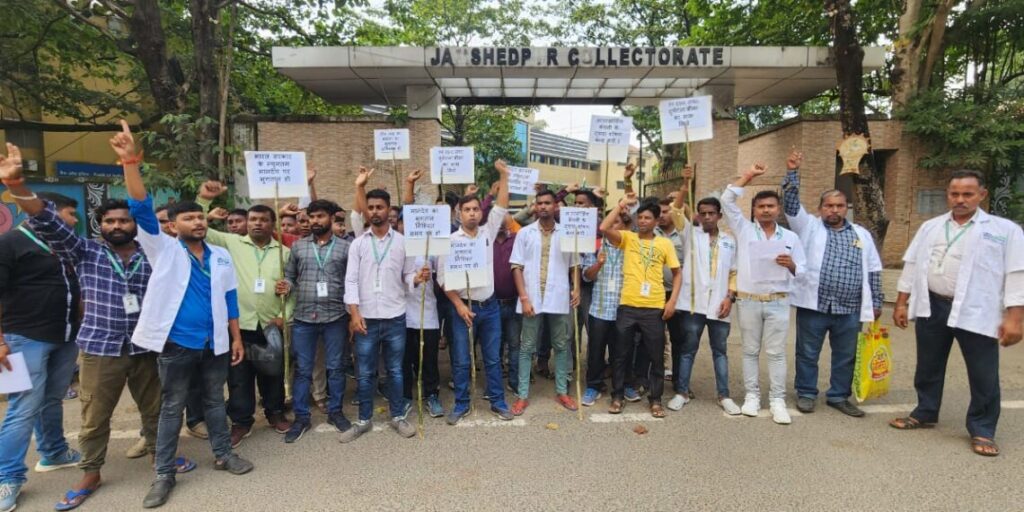 Ambulance Operators On Strike : वेतन भुगतान की मांग लिए 108 एंबुलेंस चालक अनिश्चितकालीन हड़ताल पर