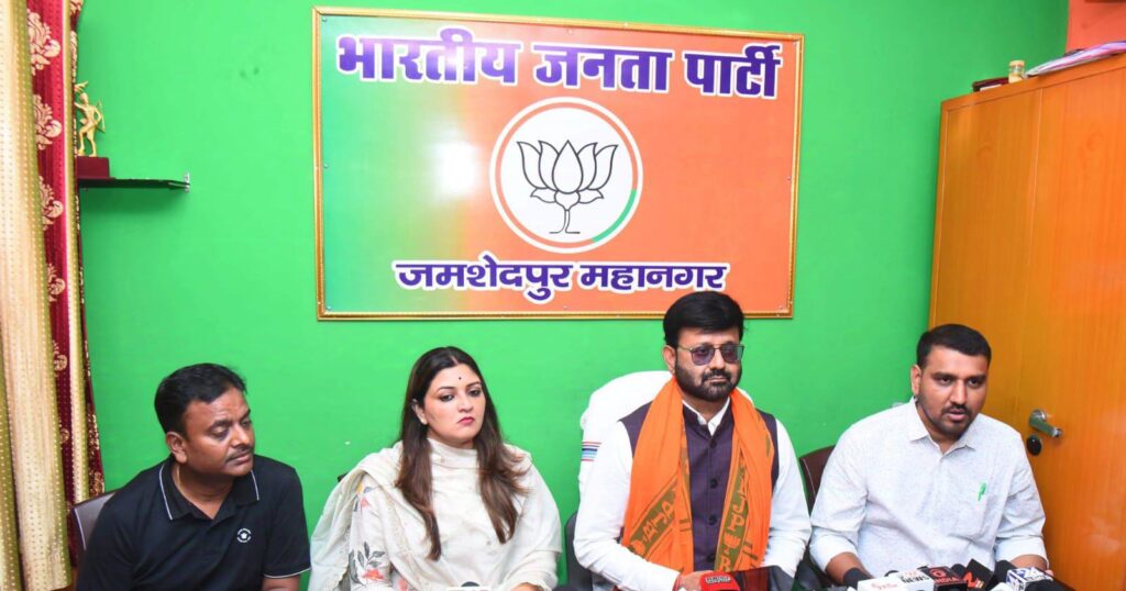 भाजपा के प्रदेश प्रवक्ता प्रतुल शाहदेव ने जमशेदपुर महानगर कार्यालय में प्रेस कॉन्फ्रेंस कर कांग्रेस पर बोला बड़ा हमला… कहा महिलाओं का अपमान करना कांग्रेस की डीएनए में
