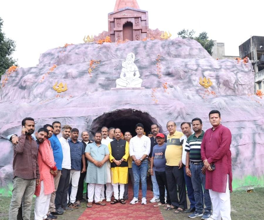 गोलमुरी जॉगर्स पार्क में मां काली पूजा महाप्रसाद में उमड़े श्रद्धालु, आस्था के बहाने टूटीं दलों की दीवारें, दिखा राजनीतिक एकता का झलक