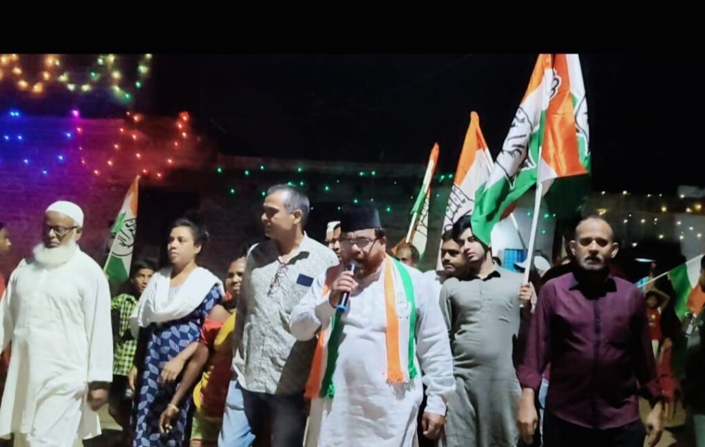 पदयात्रा कर अंसार खान ने बन्ना गुप्ता के समर्थन में मांगा वोट