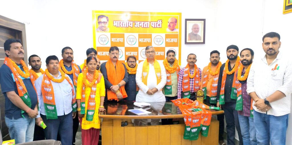 पूर्वी सिंहभूम नाई समाज के अध्यक्ष ने कांग्रेस छोड़ थामा भाजपा का दामन, महासचिव, सचिव, कोषाध्यक्ष ने भी ली भाजपा की सदस्यता, वरिष्ठ नेता राकेश प्रसाद ने भाजपा परिवार में सभी का गर्मजोशी से किया स्वागत