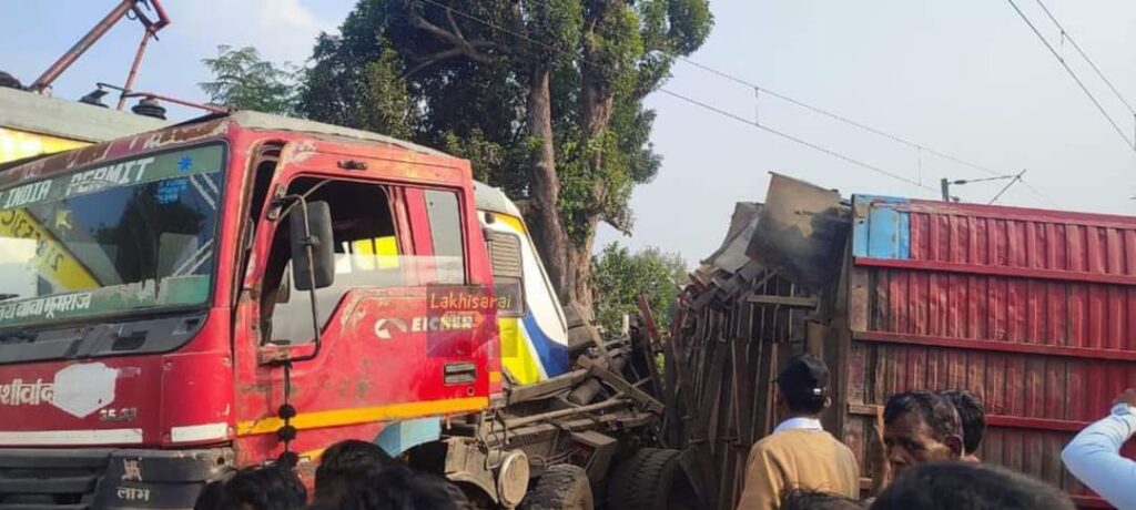 मधुपुर-जसीडीह रेल खंड पर जसीडीह नवाडीह रेल फाटक के पास एक बड़ा हादसा टला