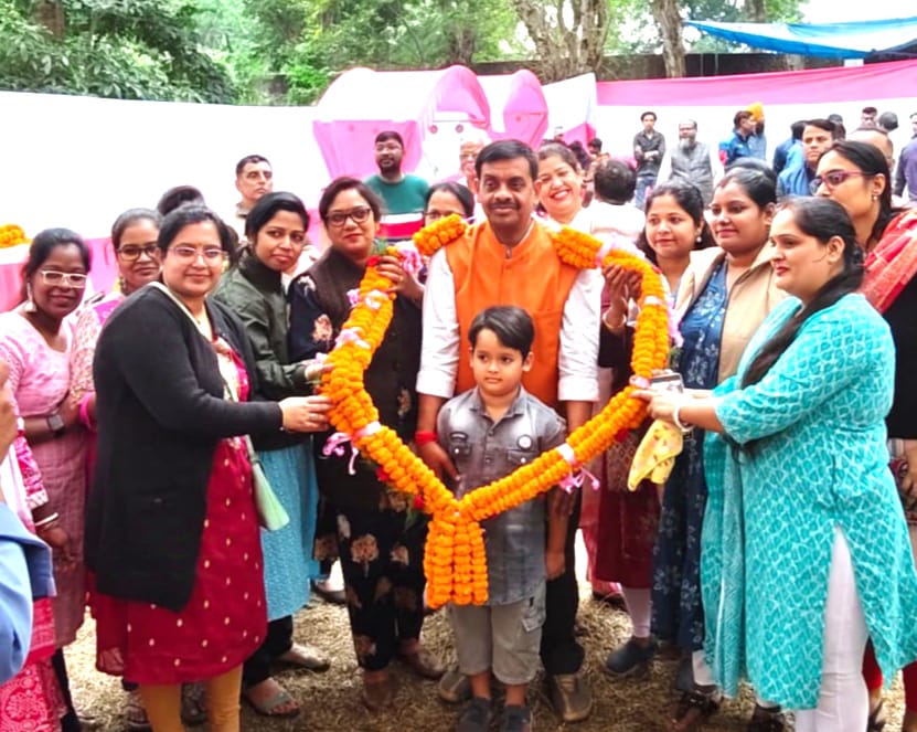 टाटा मोटर्स के न्यू ड्रीम लाइन में कर्मचारियों के द्वारा महामंत्री एवं अध्यक्ष का सम्मानित किया गया