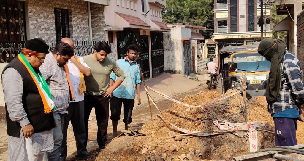 अंसार खान ने पीएचडी विभाग के द्वारा जवाहर नगर क्रॉस रोड नंबर 14 में सप्लाई पानी के फटे हुए पाइप को कराया ठीक