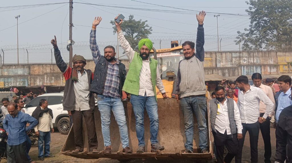 बर्मामाइंस दुर्गा पूजा मैदान की घेराबंदी करने पहुंची टाटा स्टील की टीम का भारी विरोध
