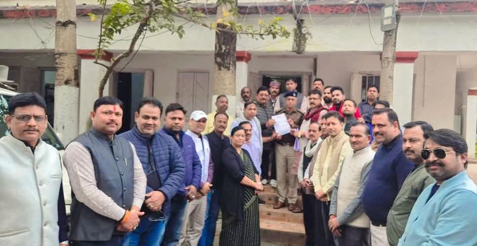 पूर्वी विधानसभा के भाजपा नेताओं ने जमशेदपुर में बढ़ते नशे के कारोबार, बालू माफियाओं और बढ़ते अपराधों पर कार्रवाई की मांग करते हुए प्रशासन को घेरा, वरीय पुलिस उपाधीक्षक को सौंपा ज्ञापन, 10 दिनों में समाधान नहीं तो होगा थानों का घेराव