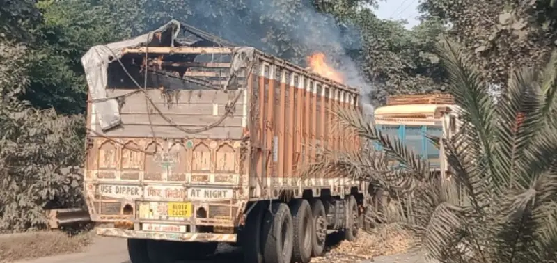 ट्रक एवं हाईवा में टक्कर ट्रक में लगी आग, मची अफरा तफरी