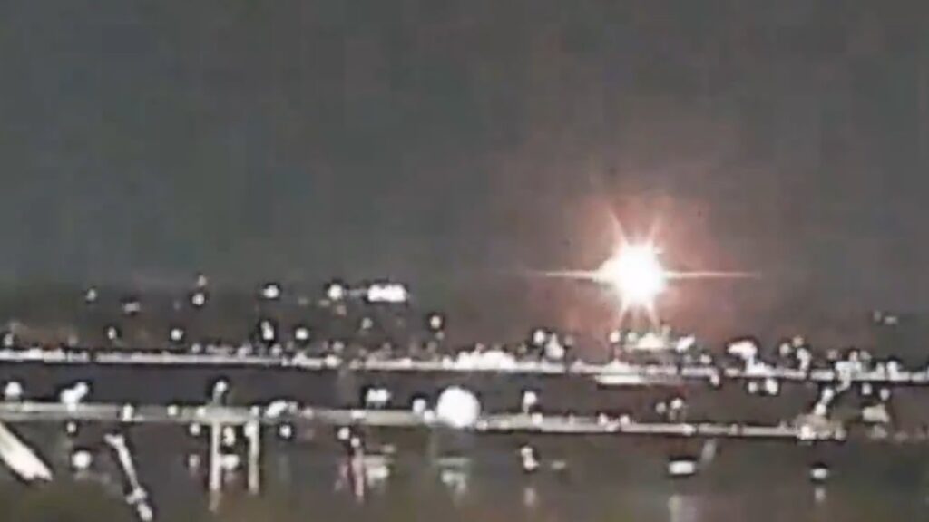 Washington DC Flight Crash : रात के अंधरे में सेना के हेलिकॉप्टर से टकराई पैसेंजर्स से भरी फ्लाइट, इलाका धुआं-धुआं… देखें वीडियो..