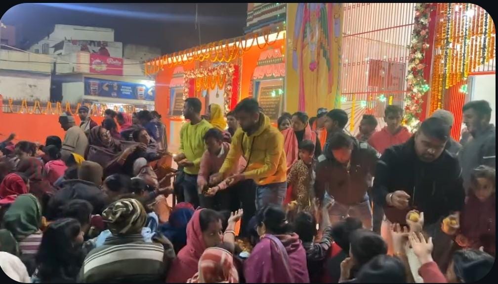 हिंदू जागरण मंच ने राम मंदिर के प्रथम वर्षगांठ पर किया 11 किलो का लड्डू वितरण