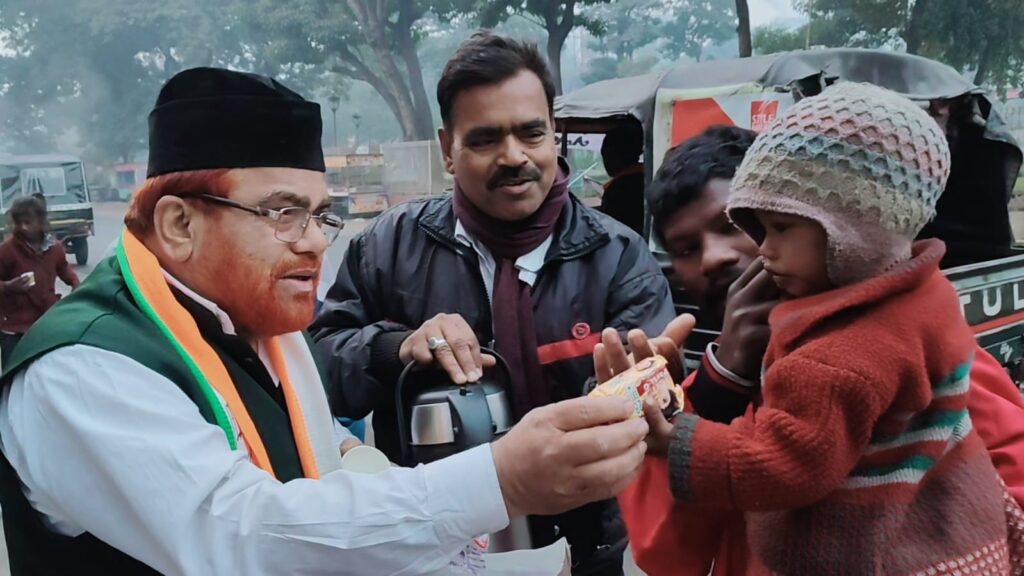 अंसार खान और समाजसेवी राजाराम पंडित दोनों के नेतृत्व में कड़ाके की ठंड को देखते किया गया चाय और बिस्किट का वितरण