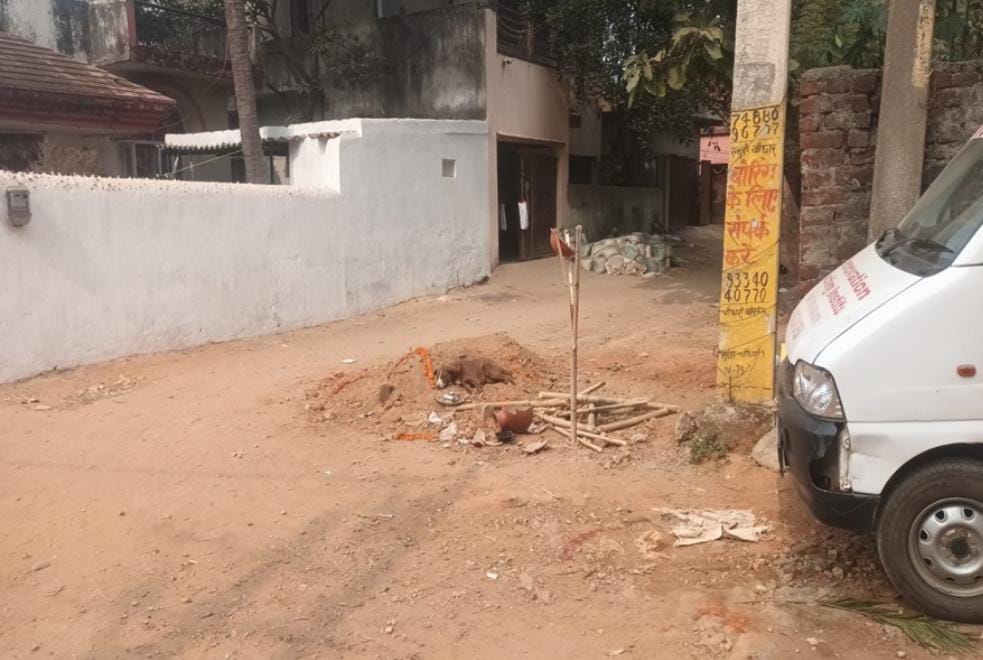रांची में बीच सड़क पर दफनाया शव, दहशत में लोग