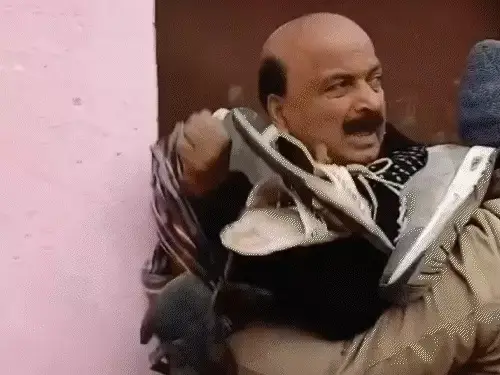 आशिकमिजाज शिक्षक की धुनाई: शिक्षक का VIDEO हुआ था वायरल, ग्रामीणों ने कहा था, अब इस स्कूल में दिखना नहीं… स्कूल आते देख कर दी पिटाई