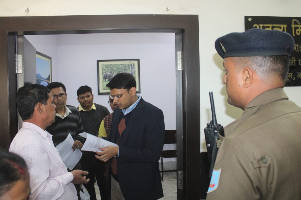 उपायुक्त ने जनता दरबार में सुनी आमजनों की समस्याएं, समयबद्ध कार्रवाई को लेकर किया आश्वस्त, कई आवेदनों का हुआ ऑन द स्पॉट समाधान