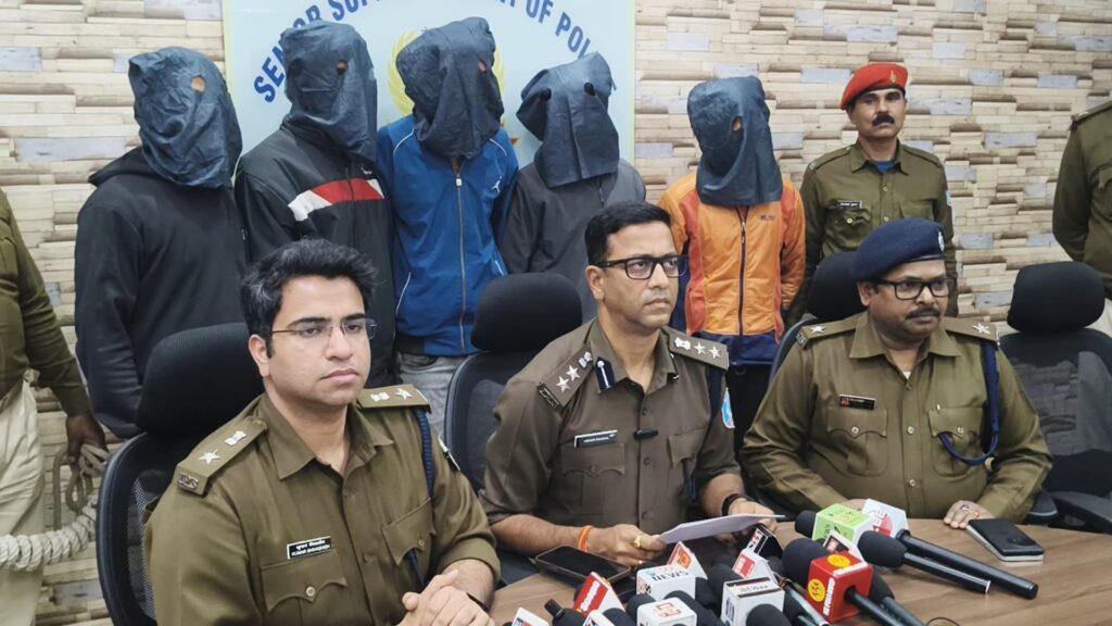 JAMSHEDPUR : बिष्टुपुर में डकैती की घटना का पुलिस ने किया उद्भेदन… पांच गिरफ्तार… मेड का बेटा निकला मास्टरमाइंड