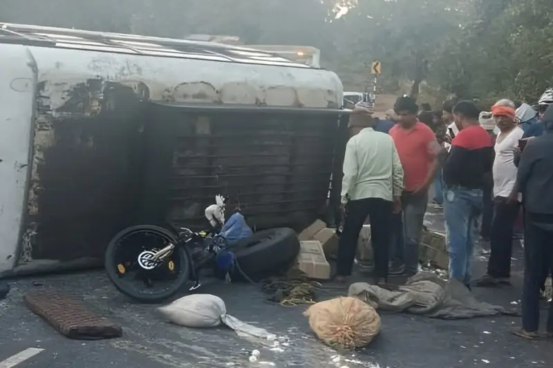 BREAKING : टायर फटने से पलटी बस, 3 यात्रियों की मौत; कई घायल