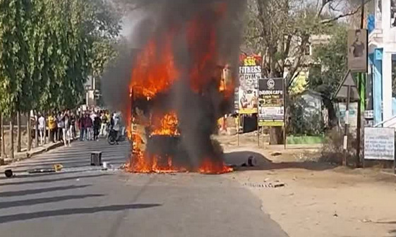 सड़क हादसे के आक्रोशित लोगों का हंगामा, ट्रक में लगा दी आग