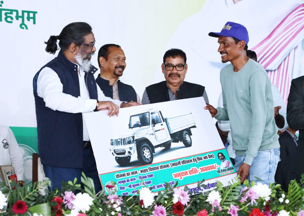 हेमन्त सोरेन ने पश्चिमी सिंहभूम के टोंटो प्रखंड स्थित सेरेंगसिया में 1837 विद्रोह के महानायकों के सम्मान में आयोजित शहादत दिवस समारोह में हुए शामिल, अमर वीर शहीदों को नमन एवं भावभीनी श्रद्धांजलि अर्पित की